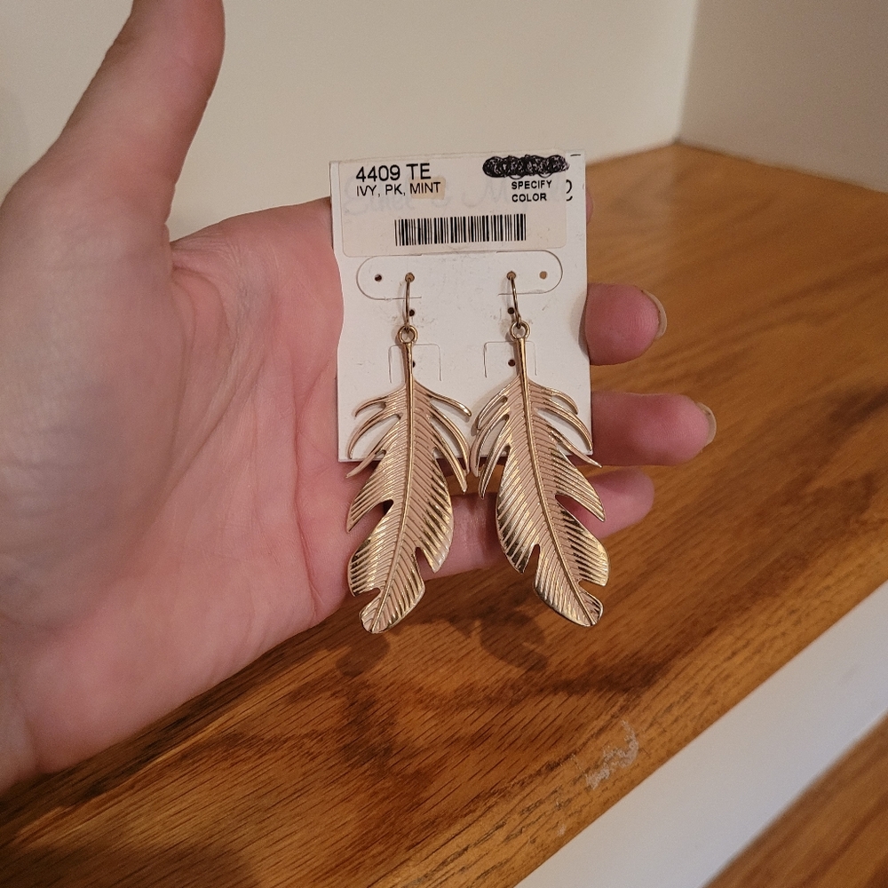 NEW Gold & Light Pink Feather Earring